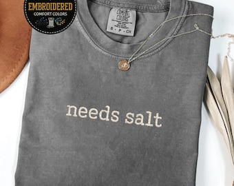 Bestickt braucht Salz, Comfort Colors® braucht Salz Shirt Lustiges Foodie Shirt Koch Shirt Lustiges Humor Shirt Viral Meme Shirt Trendy Shirt