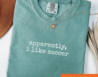 Camiseta retro "Al parecer me gusta el fútbol" en colores cómodos: Camiseta de estilo vintage para mamás futboleras.