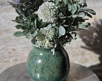 Handgemaakte keramische vaas - uniek groen glazuurpatroon voor verse of gedroogde bloemen