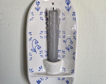 Handgemaakte keramische wandkandelaar – hangend aardewerk met blauw-wit tulpenpatroon
