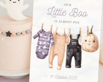 Può includere: Un invito a un baby shower a tema Halloween con il testo "Our Little Boo Is Almost Due". L'invito presenta illustrazioni di vestiti per bambini, una zucca e un fantasma. La data è l'11 ottobre 2025.