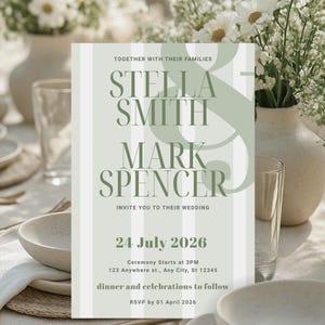 Peut inclure: Une invitation de mariage avec un fond à rayures vertes claires et blanches. L'invitation comprend les noms Stella Smith et Mark Spencer, la date du 24 juillet 2026 et d'autres détails de l'événement. Le texte est en police serif.
