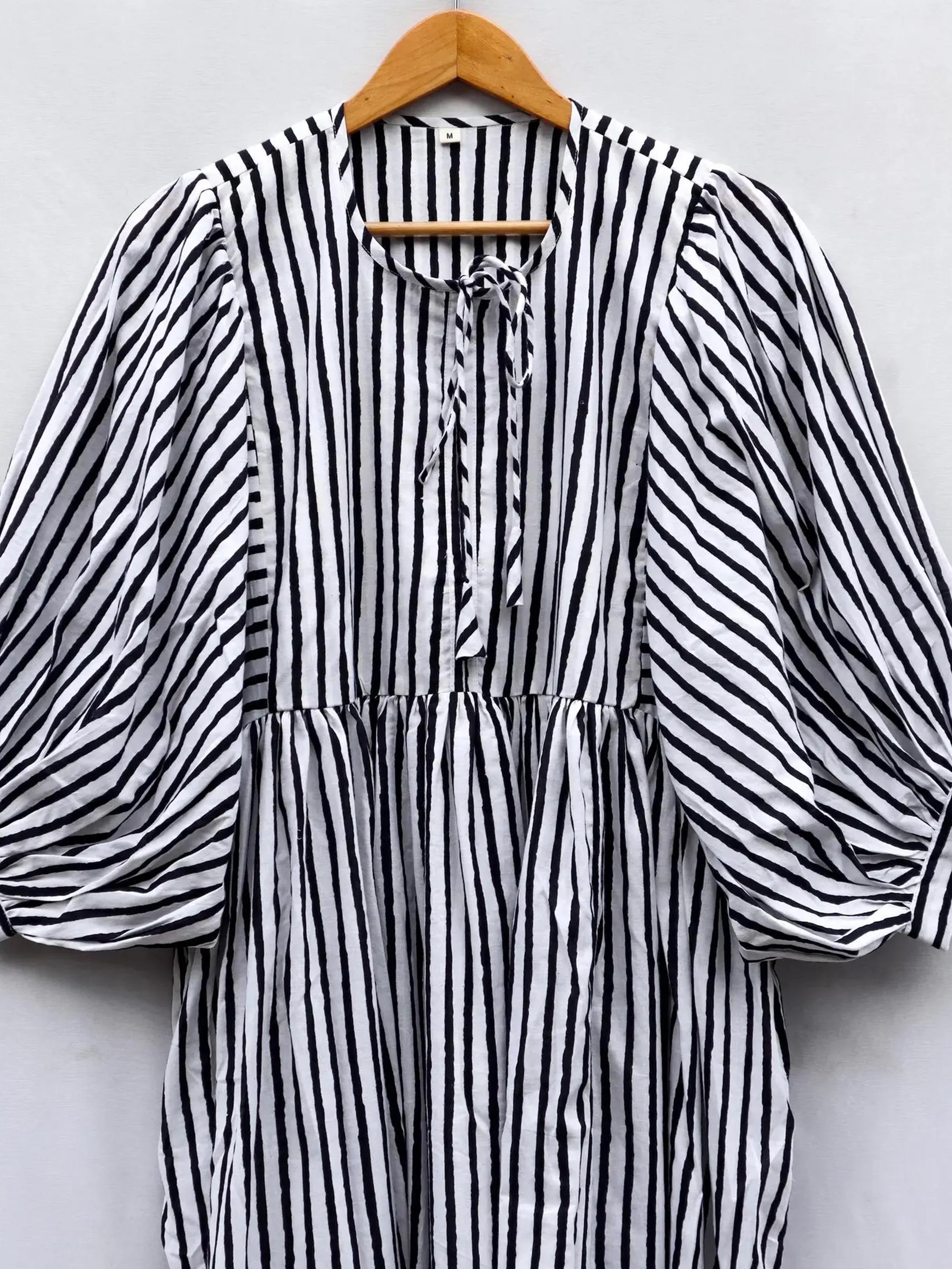 夏用のコットンブラックストライプの快適なレディースドレス、ミディ