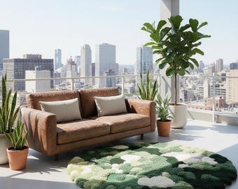 Op de afbeelding: Een bruine leren bank met twee witte kussens op een balkon met uitzicht op een skyline. Een groen en wit patroon tapijt ligt op de vloer. Potplanten voegen groen toe aan de buitenruimte.