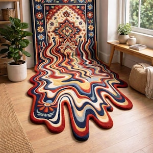 Puede incluir: Una alfombra única con un diseño de fusión. La alfombra presenta una parte superior rectangular con un borde floral y un patrón central en rojo, azul, amarillo y blanco. La parte inferior de la alfombra parece derretirse en el suelo.