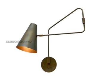 Aplique de pared de latón con brazo oscilante de mediados de siglo: luz de lectura ajustable