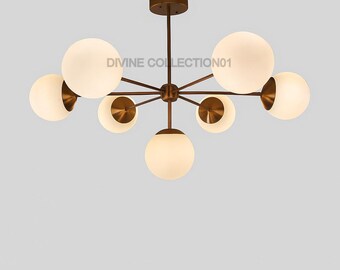 Messing Sputnik Kronleuchter mit Opal Glas Kugeln | Mid-Century Modern 7-Lichter-Anhänger