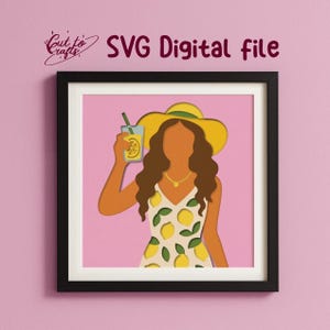 Könnte beinhalten: Gerahmter Kunstdruck mit einer Papier-Ausschnitt-Illustration einer Person mit gelbem Hut und Zitronenmuster-Kleid, die eine Limonade hält. Das Kunstwerk enthält den Text "SVG Digital file" und "Cut to Crafts". Der Hintergrund ist rosa.