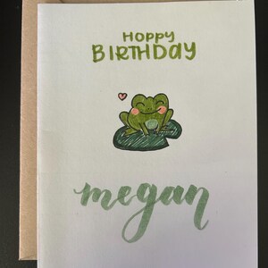 Tarjeta de cumpleaños con caligrafía personalizada escrita a mano, lindo juego de palabras de rana, cumpleaños alegre / caligrafía personalizada dibujada a mano, arte y tarjetas de felicitación