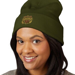 Gorro con la frase "Nunca me subestimes" / Gorro con puño bordado
