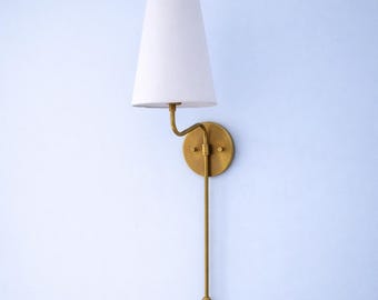 Messing wandkandelaar met witte stoffen kap, moderne wandlamp