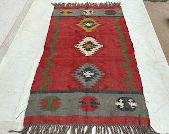 Alfombra Kilim de yute y lana hecha a mano: Dhurrie tradicional indio, color rojo