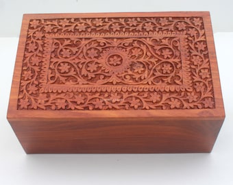 Urna funeraria artesanal de palisandro: caja conmemorativa tallada con motivos florales (200 pulgadas cúbicas)