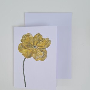Biglietto d'auguri in formato A6 con illustrazione di papavero islandese giallo ocra e busta bianca abbinata