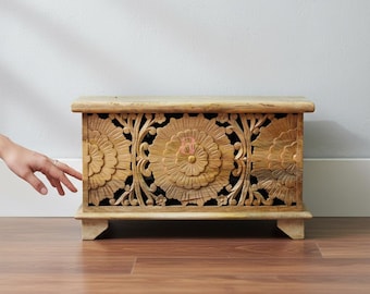 Baúl de madera de mango tallado: mesa de centro con espacio de almacenamiento