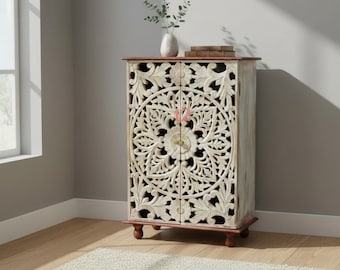 花の彫刻が施されたマンゴー材のキャビネット：素朴な白いインドの