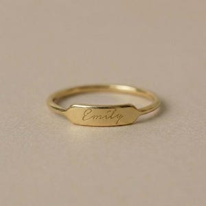 Anello personalizzato con nome in oro 14 carati / Anello con targhetta delicata / Anello personalizzato con scritta incisa / Anello impilabile raffinato / Regalo per lei