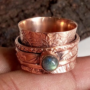 Handgemaakte ring van koper en labradoriet: ovale edelsteen, spinnerstijl