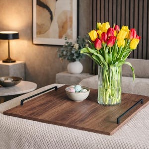 Bandeja otomana moderna com acabamento em madeira de linhas simples, ideal para servir bebidas e petiscos.