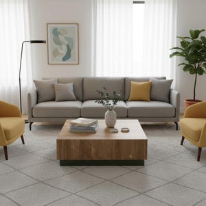 Könnte beinhalten: Ein modernes Wohnzimmer mit einem hellgrauen Sofa, gelben Sesseln und einem Couchtisch aus Holz. Ein gerahmtes abstraktes Kunstwerk hängt an der Wand, und eine Topfpflanze sorgt für Grün. Der Raum hat eine neutrale Farbpalette.