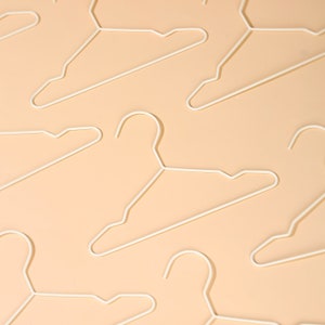 Cintres pour bébé antidérapants haut de gamme faits main - Lot de 18 cintres caoutchoutés en fil métallique blanc/rose
