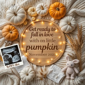 Puede incluir: Anuncio de embarazo con temática otoñal con calabazas, un letrero de madera con luces y una ecografía. El letrero dice: "Prepárense para enamorarse de nuestra pequeña calabaza, noviembre de 2025." También hay un pequeño conejito de peluche y ropa de bebé.