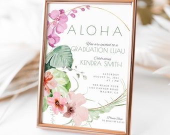 Puede incluir: Una invitación a un luau de graduación con flores rosas y verdes, un círculo dorado y el texto "ALOHA" en letras grandes. La invitación es para Kendra Smith y es para una fiesta el 26 de agosto de 2023 a la 1 PM en The Beach Club en Malibu, California.