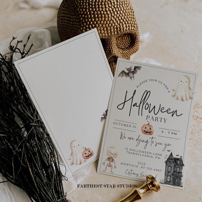 Puede incluir: Invitaci&oacute;n a una fiesta de Halloween con una ilustraci&oacute;n en blanco y negro de una casa encantada, un fantasma, un murci&eacute;lago y un esqueleto. El texto dice "Por favor, &uacute;nase a nosotros para una fiesta de Halloween, el 31 de octubre, de 5 a 7 PM, Estamos deseando verte, 13 Halloween Lane, Transylvania, PA, RSVP Morticia al 123-4567, Se anima a los disfraces".