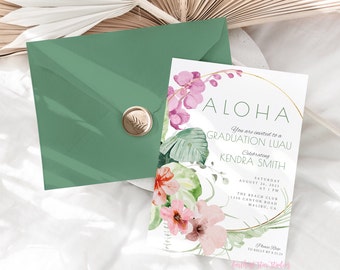 Puede incluir: Una invitación blanca con un borde circular dorado y diseños florales tropicales. El texto dice "Aloha, Estás invitado a un Luau de graduación, Celebrando a Kendra Smith, Sábado 24 de agosto de 2023 a la 1 PM, The Beach Club, 1330 Canyon Road, Malibu, CA, Por favor, confirma tu asistencia a Kelly antes del 21 de agosto de 2023, forthstar studios".