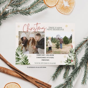 Puede incluir: Tarjeta promocional para Mini Sesiones de Navidad en la Granja de Árboles. La tarjeta presenta fotos familiares, la palabra "Christmas" en cursiva y detalles de las sesiones. Decorada con copos de nieve e ilustraciones de árboles de Navidad.
