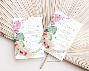 Puede incluir: Dos invitaciones de fiesta de graduación con temática floral tropical con detalles dorados. Las invitaciones dicen "Aloha" y "Estás invitado a un Luau de graduación".