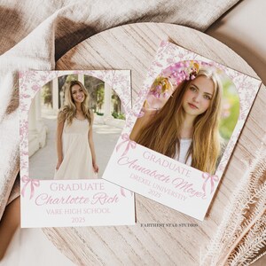 Może przedstawiać: Dwie karty ze zdjęciami z ukończenia szkoły ze wzorami kwiatowymi i imionami "Charlotte Rich" i "Annabeth Moyer" wydrukowanymi na r&oacute;żowo. Karty zawierają zdjęcia młodych kobiet i tekst "2025" i "2023". Karty leżą na drewnianej powierzchni.