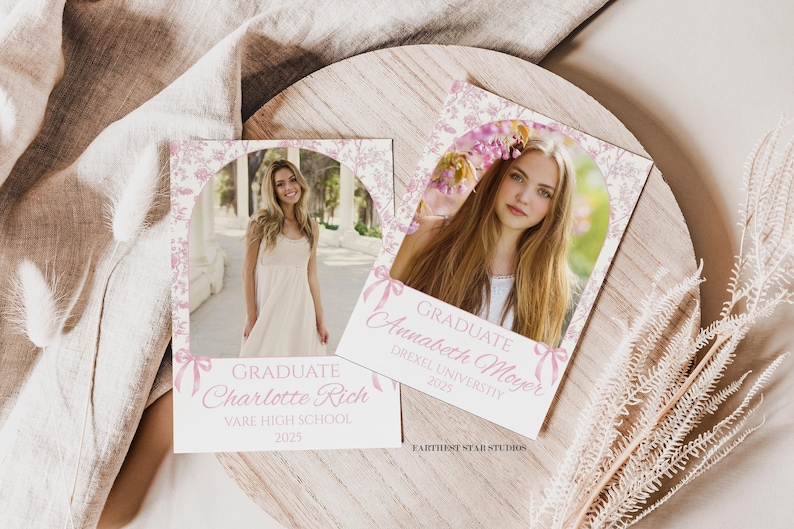 Może przedstawiać: Dwie karty ze zdjęciami z ukończenia szkoły ze wzorami kwiatowymi i imionami "Charlotte Rich" i "Annabeth Moyer" wydrukowanymi na r&oacute;żowo. Karty zawierają zdjęcia młodych kobiet i tekst "2025" i "2023". Karty leżą na drewnianej powierzchni.