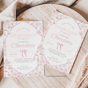 Może przedstawiać: Dwa zaproszenia na przyjęcie z okazji ukończenia szkoły z kwiatowym wzorem i tekstem "Graduation Party Celebrating Charlotte". Zaproszenia są jasnor&oacute;żowe i białe, z datą 31 lipca i informacjami RSVP.
