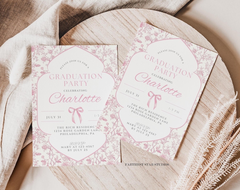 Może przedstawiać: Dwa zaproszenia na przyjęcie z okazji ukończenia szkoły z kwiatowym wzorem i tekstem "Graduation Party Celebrating Charlotte". Zaproszenia są jasnor&oacute;żowe i białe, z datą 31 lipca i informacjami RSVP.