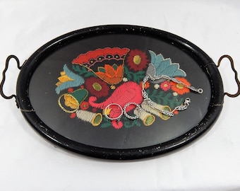 Bandeja de vanidad antigua-Folk Art bordado bajo marco negro de madera ovalada de vidrio con asas de latón -Pies de bola- Exquisito