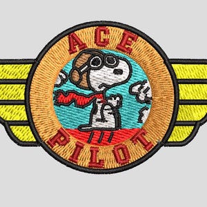 Puede incluir: Parche bordado con Snoopy como As del piloto. El diseño incluye un emblema circular con las palabras "ACE PILOT" y Snoopy con gorra y bufanda de piloto. Alas amarillas a ambos lados.