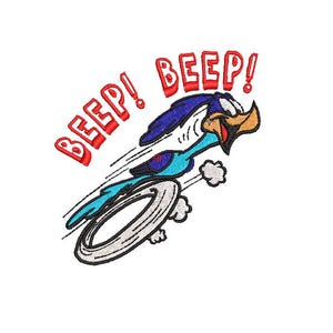 Puede incluir: Parche bordado con el personaje de dibujos animados Correcaminos en movimiento. El pájaro es azul, morado y amarillo, con las palabras "BEEP! BEEP!" en rojo arriba. Un fondo blanco completa el diseño.