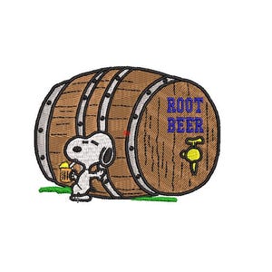 Puede incluir: Diseño bordado con Snoopy sosteniendo una jarra de cerveza de raíz junto a un barril de madera marrón. El barril tiene las palabras "ROOT BEER" en azul y un grifo amarillo. El diseño está sobre un fondo blanco.