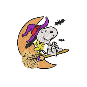 Peut inclure: Motif brodé d'Halloween représentant un personnage squelette portant un chapeau de sorcière violet, chevauchant un balai sur un croissant de lune. Un oiseau jaune est également sur le balai. Deux chauves-souris volent en arrière-plan. Le motif est sur fond blanc.