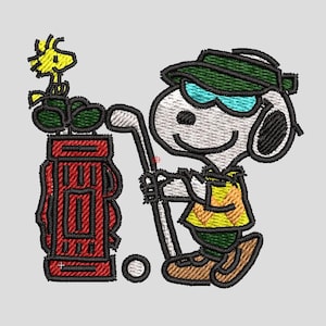 Puede incluir: Diseño bordado de Snoopy con un atuendo de golf, sosteniendo un palo y una pelota de golf. Lleva una visera verde y gafas de sol. Woodstock está posado en la bolsa de golf roja. El diseño tiene contornos negros sobre fondo gris claro.