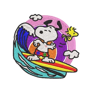 Può includere: Toppa ricamata con Snoopy che fa surf su una tavola da surf gialla e arancione, con un'onda blu e viola. Woodstock è nelle vicinanze. Lo sfondo è un cerchio rosa e viola con nuvole bianche.