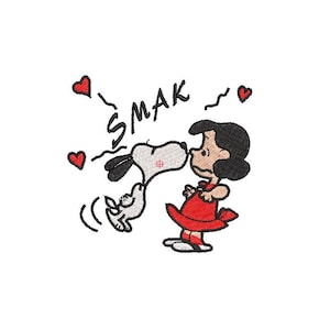 Puede incluir: Un diseño bordado que muestra a Snoopy besando a Lucy de la tira cómica Peanuts. Lucy lleva un vestido rojo, y Snoopy está en blanco y negro. La palabra "Smak" está encima de ellos, con corazones rojos dispersos.