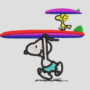 Könnte beinhalten: Gesticktes Snoopy- und Woodstock-Design. Snoopy, in Schwarz und Weiß, trägt ein rotes, lila und blaues Surfbrett, mit Woodstock, der auf einem lila Surfbrett darüber reitet. Das Design enthält grüne Akzente auf hellgrauem Hintergrund.