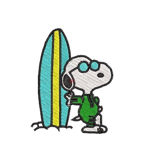 Può includere: Toppa ricamata con Snoopy con occhiali da sole e una camicia verde, appoggiato a una tavola da surf turchese con una striscia gialla. Il design è su sfondo bianco, ideale per abbigliamento o accessori.