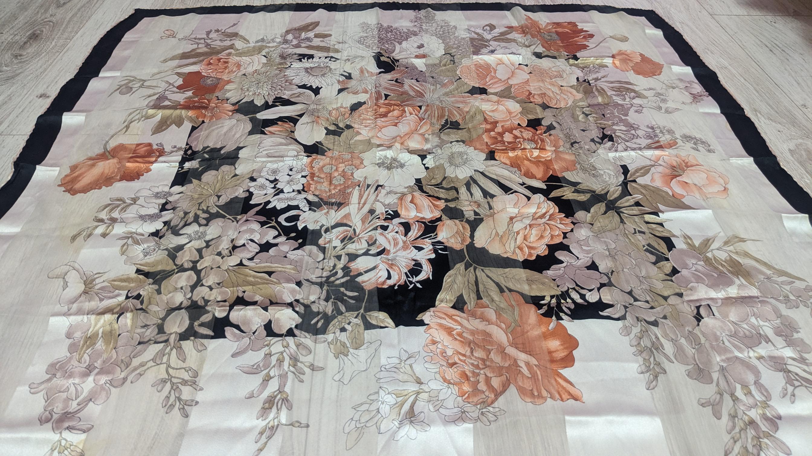 Foulard Carré Valentino En Soie - Motif Floral Hivernal Pour Noël - Neuf Sans étiquette