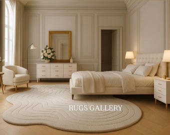 Puede incluir: Dormitorio color crema con una alfombra grande y redonda con un diseño orgánico y fluido. La habitación incluye una cama, un sillón, una cómoda y un espejo. Las paredes son de color neutro claro y la habitación está bien iluminada.