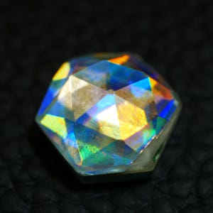 4,10 Ct AAA Aurora Opal Edelstein: Multi-Fire Hexagon Cut, 10 x 10 mm