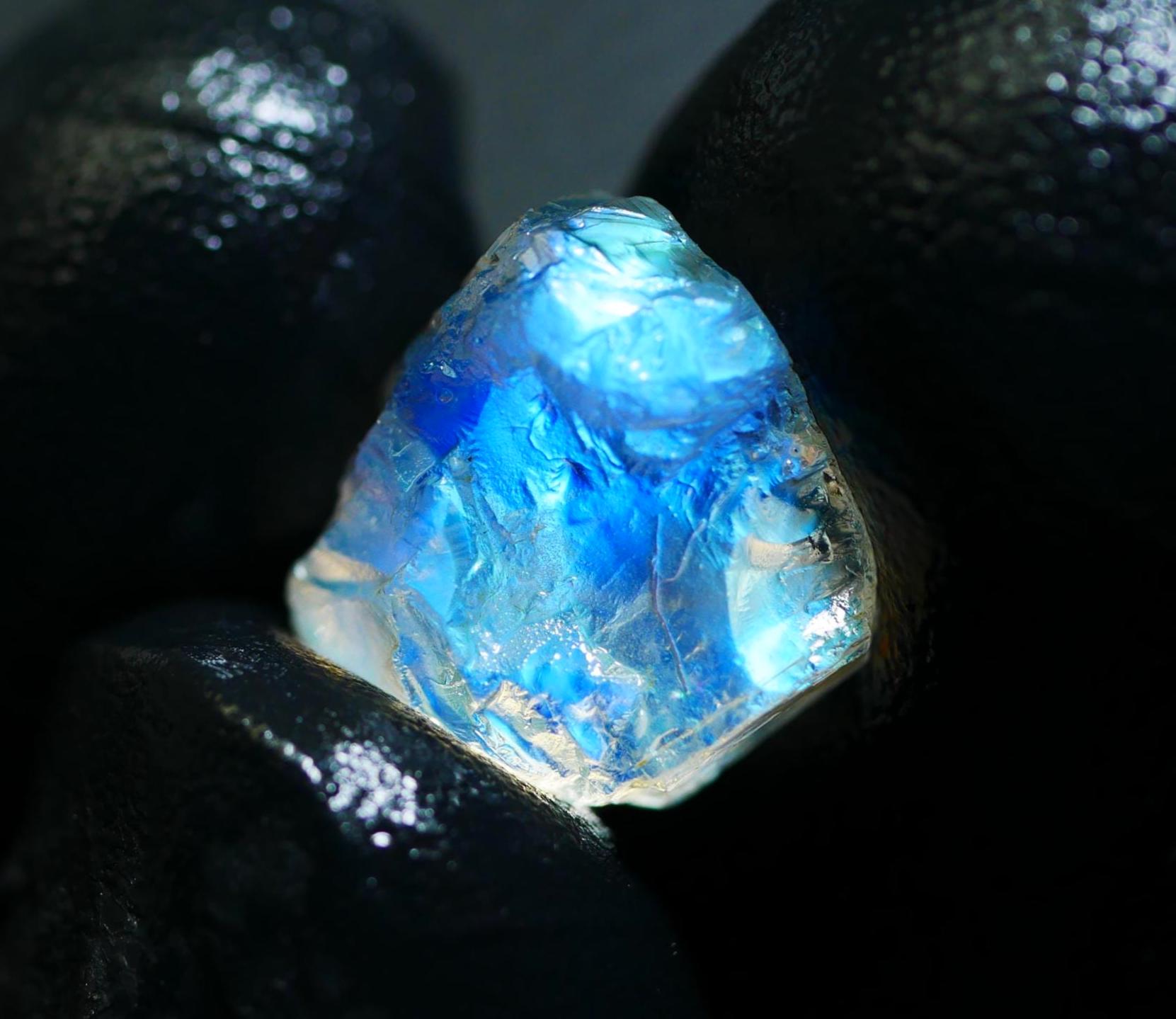 マダガスカル産ムーンストーン原石：レインボーフラッシュ