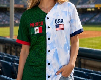 Puede incluir: Una camiseta de béisbol con un diseño dividido, con las banderas de México y EE. UU. El lado izquierdo es verde con una bandera mexicana y texto, mientras que el lado derecho es blanco con un patrón geométrico azul y la bandera estadounidense.